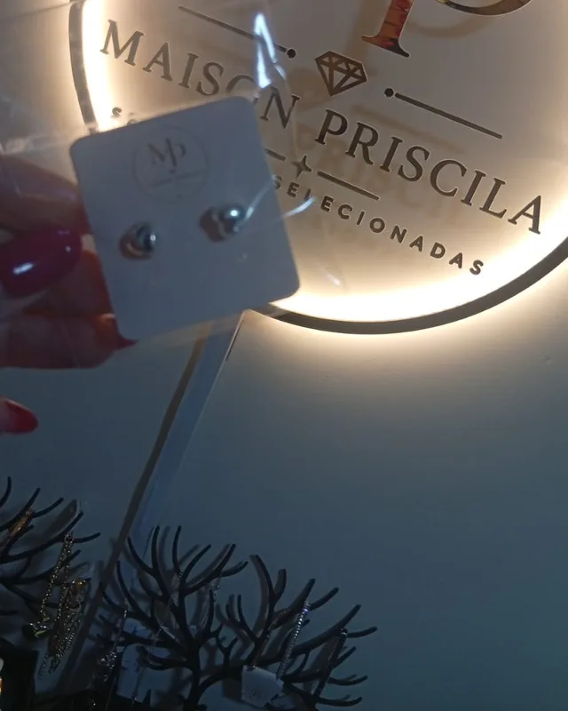 Brinco ponto de luz cinza