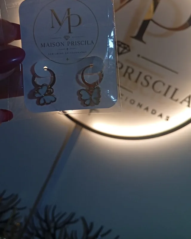 Brinco argola com borboleta vazada