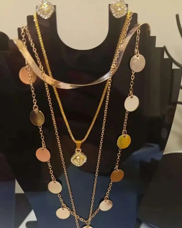 Mix de colares em camadas com medalhas