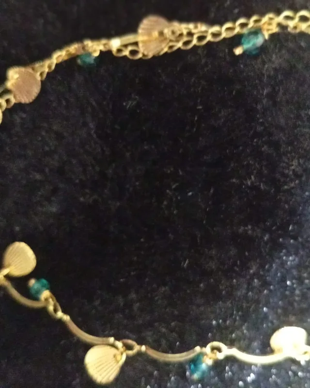 Pulseira dourada com conchinhas e contas azuis