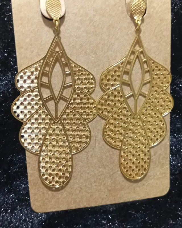 Brinco vazado folhagem dourado