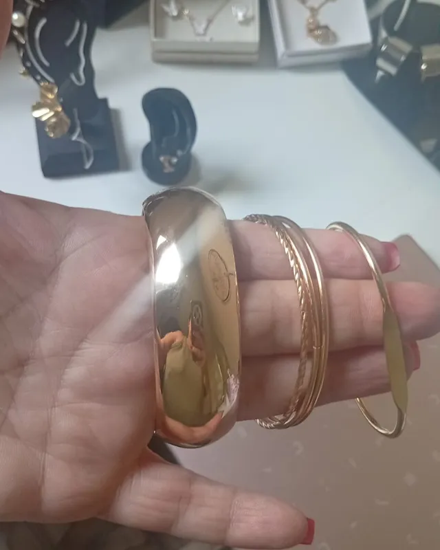 Braceletes dourados, largo e finos