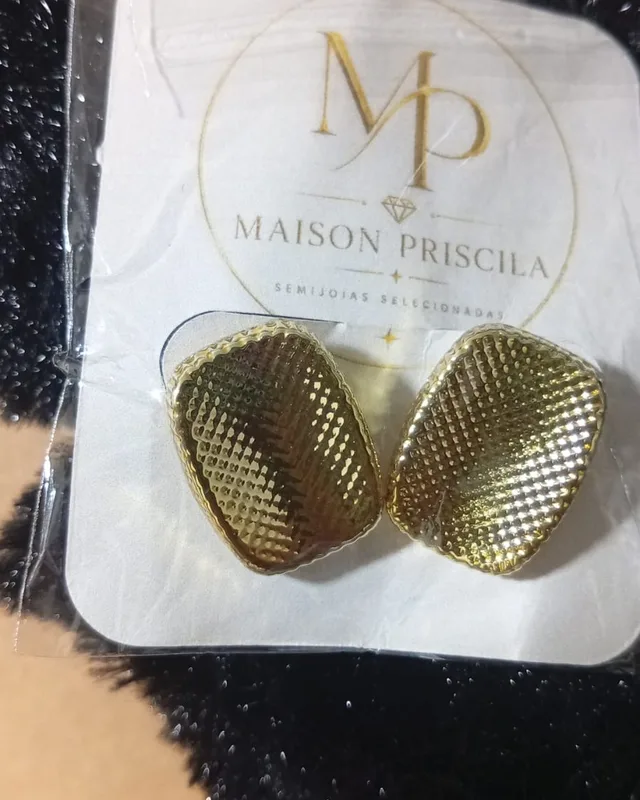 Brinco retangular texturizado dourado