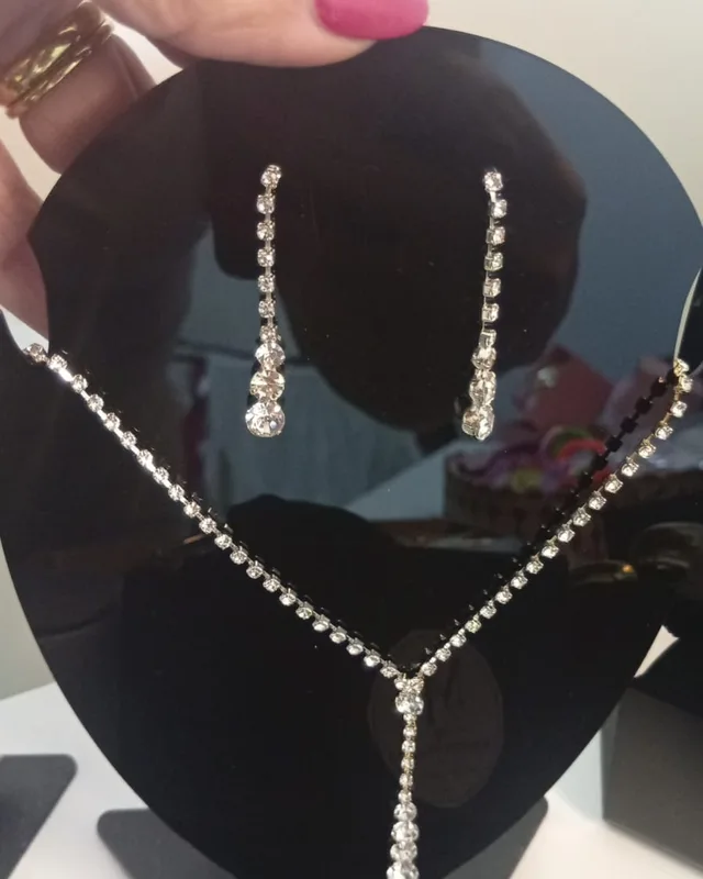 Conjunto colar em Y e brincos de pedras cristal