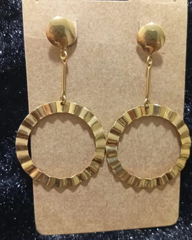 Brinco argola recortada dourado