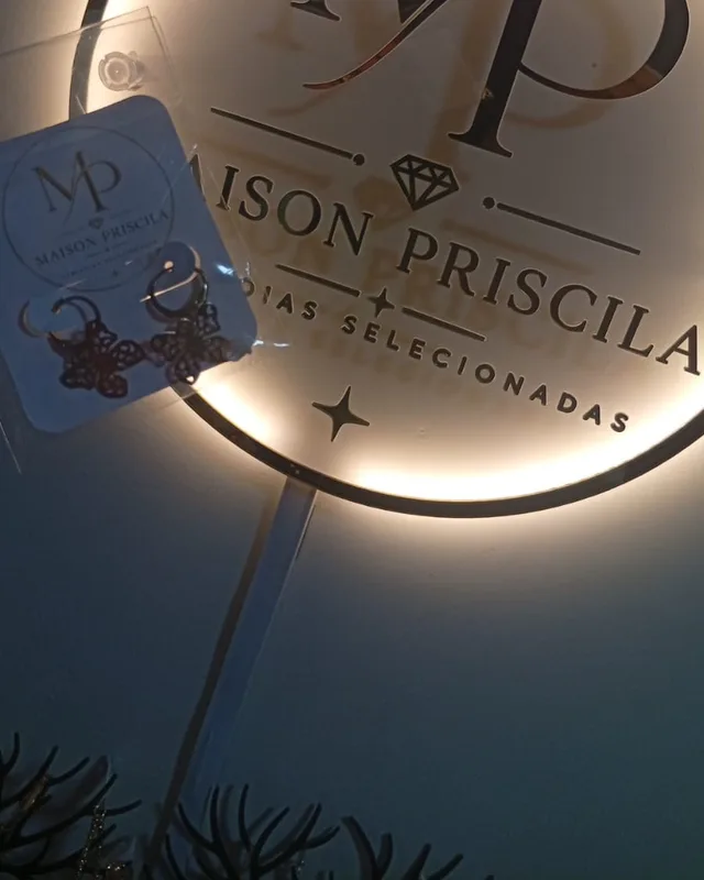 Brinco argola com flor vazada