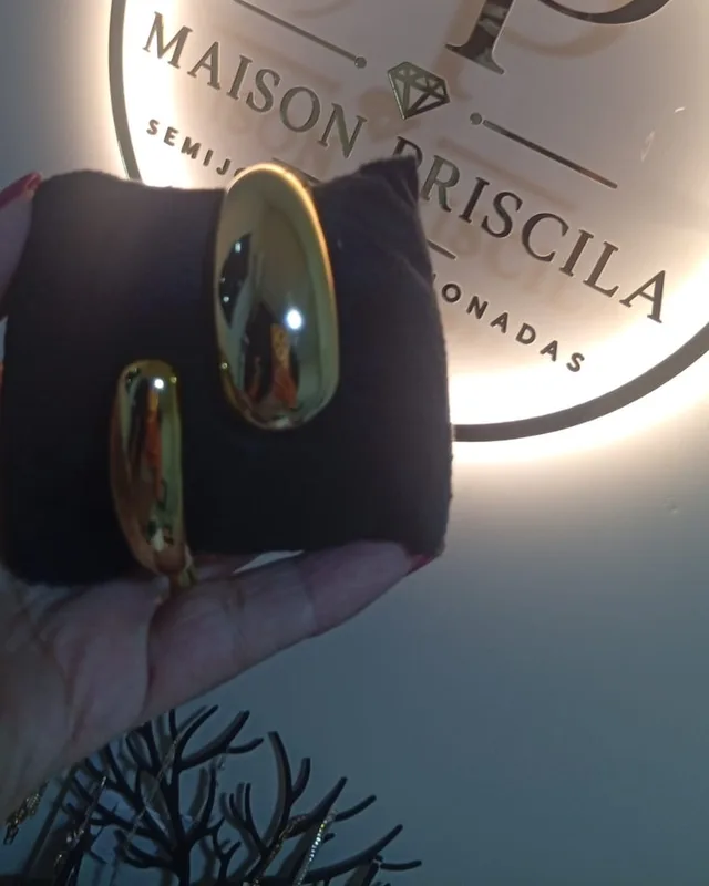 Braceletes dourados lisos, largo e fino