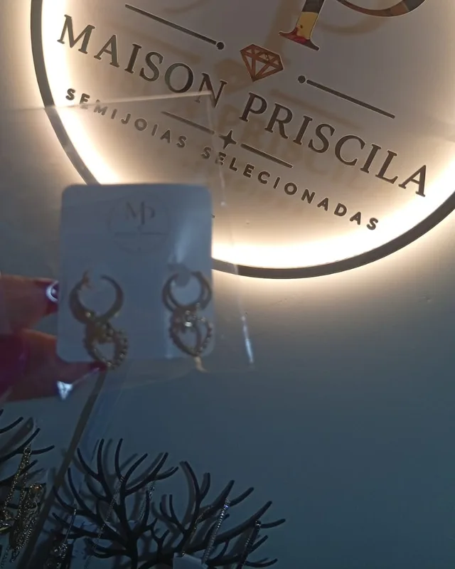 Brinco argola com coração de bolinhas