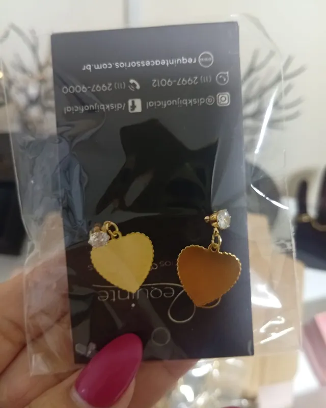Brinco coração dourado com ponto de luz