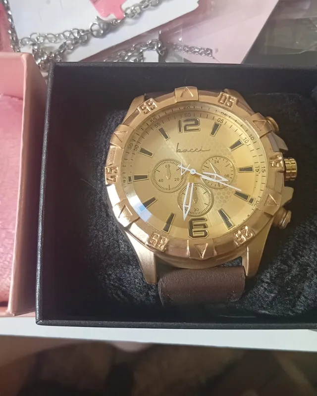 Relógio masculino dourado com pulseira marrom