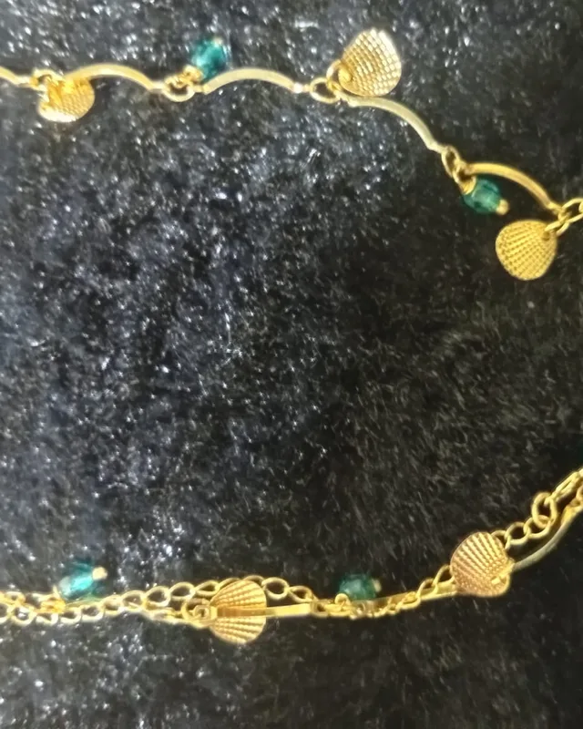Pulseira dourada com conchinhas e contas azuis, foto 2 de 2