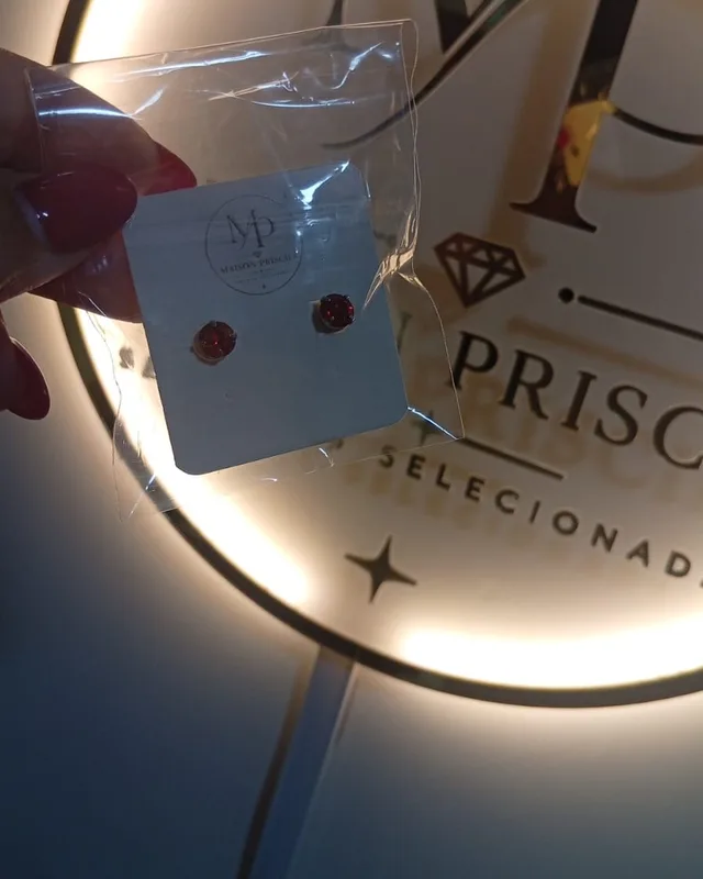 Brinco ponto de luz vermelho