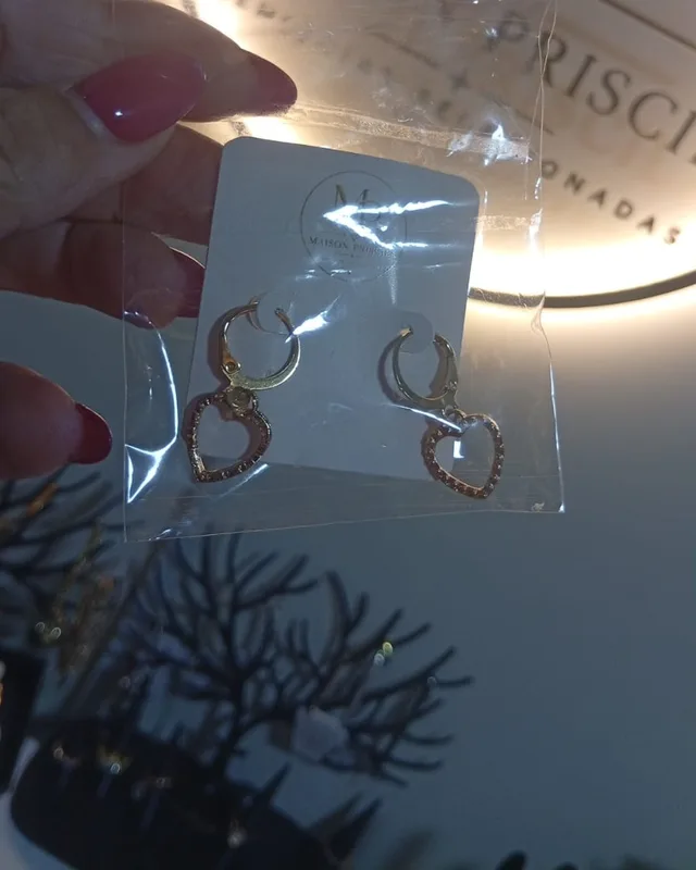 Brinco argola com coração vazado