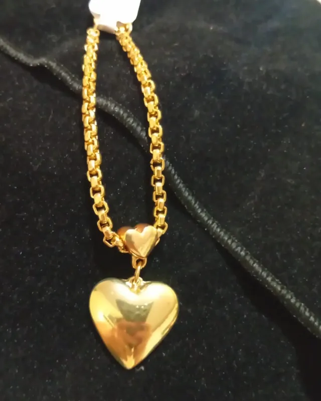Pulseira dourada com coração