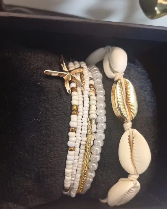 Pulseiras de miçangas brancas e búzio